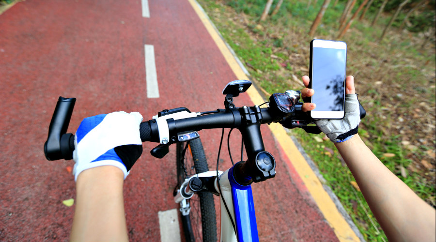 Ciclista usando el GPS del móvil