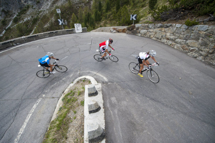 ciclistas subiendo puerto de montaña