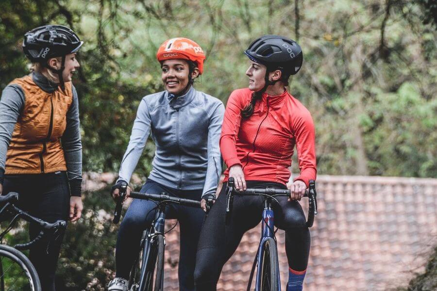 Tres mujeres ciclistas