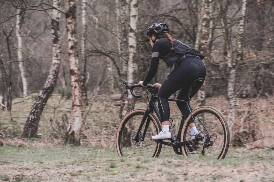 Mujer ciclista en bicicleta de gravel