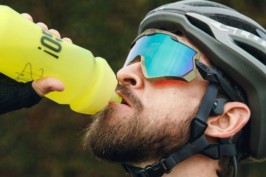 Ciclista bebiendo agua