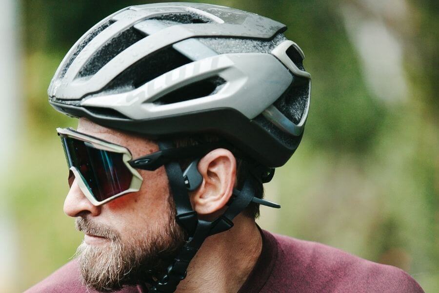 Ciclista con casco y gafas de sol
