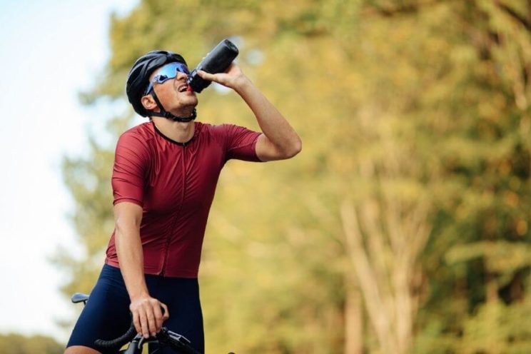 Ciclista bebiendo agua