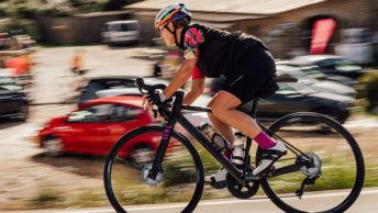 Mujer ciclista en bici de carretera