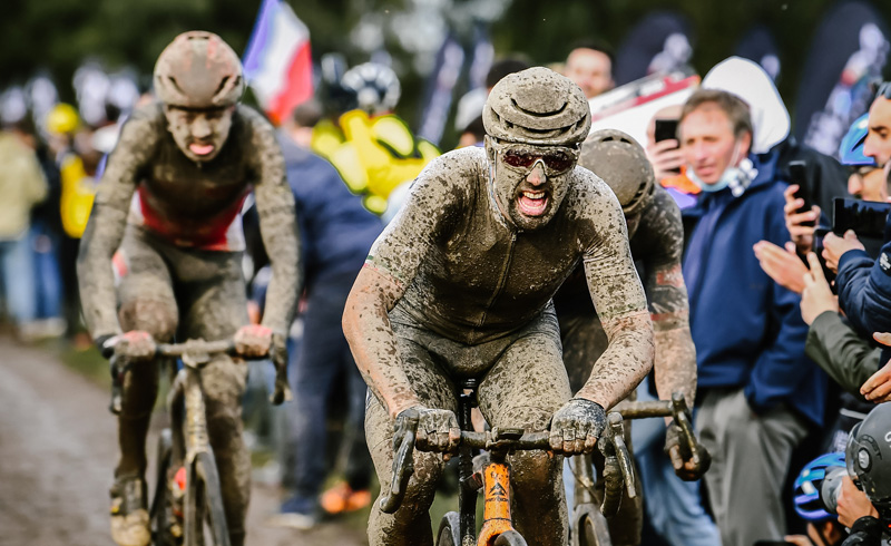 Ciclistas embarrados París Roubaix