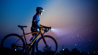 ciclista con luces en bici de carretera