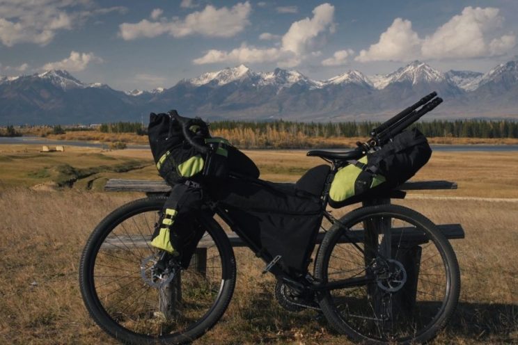 Bicicleta de bikepacking con alforjas