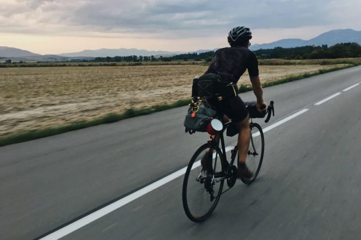 Ciclista haciendo bikepacking en la carretera