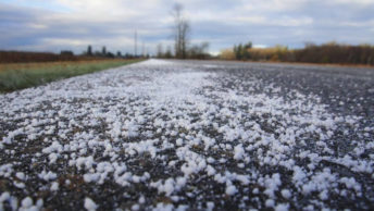 Carretera en invierno con sal