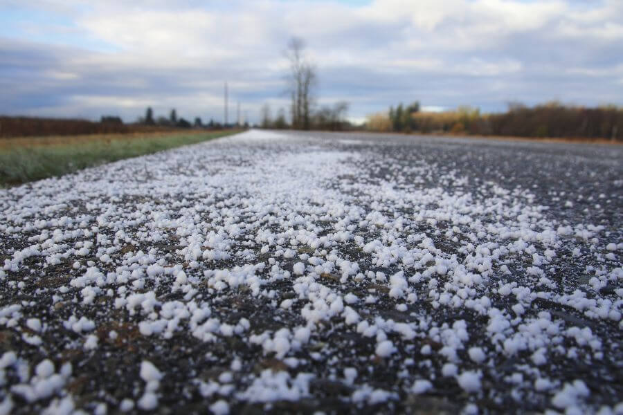 Carretera en invierno con sal