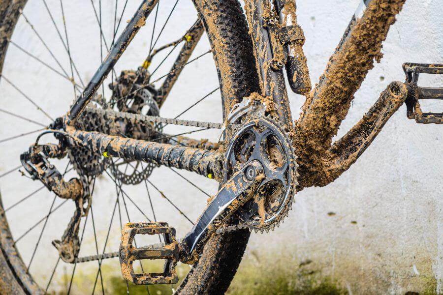 Bicicleta de montaña llena de barro