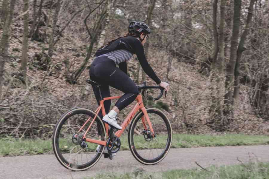 mujer ciclista